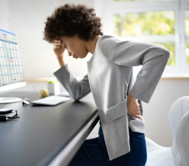 persoon met ingezakte schouders waarbij een houding corrector ondersteuning kan geven